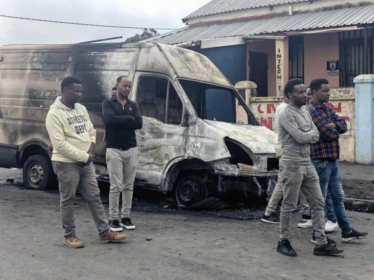 Video: Somalian Fights Organized group of man Alone